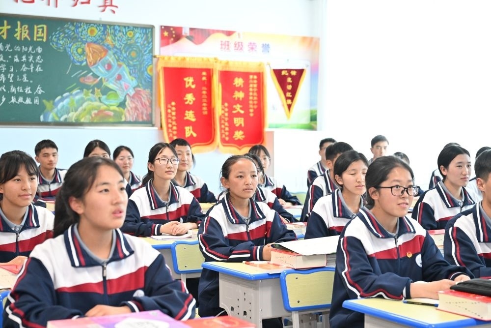 2024年6月18日，果洛西寧民族中學學生在上課。