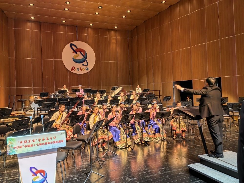 5月4日，來自果洛西寧民族中學(xué)的果洛州青少年管樂團在山東省日照市演出。