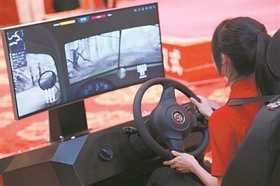 圖為廣西師范大學(xué)學(xué)生羅曉瑩體驗(yàn)沉浸式紅色愛國(guó)主義教育產(chǎn)品。受訪者供圖