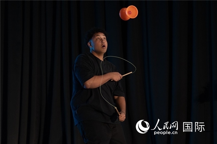 參賽選手表演的抖空竹如行云流水。人民日?qǐng)?bào)非洲中心分社 希拉茲·莫林?jǐn)z