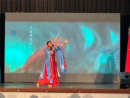 一等獎(jiǎng)獲得者彩翼進(jìn)行才藝表。（圖片來源：孔子課堂）