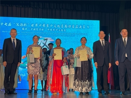 李旭東教育參贊（左一）與赴華參賽選手等合影留念。（圖片來源：孔子課堂）