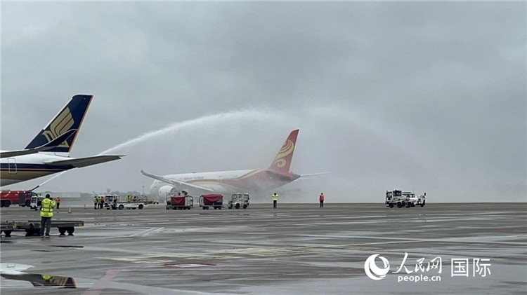 航班享受“水門禮”后起飛。牛瑞飛攝