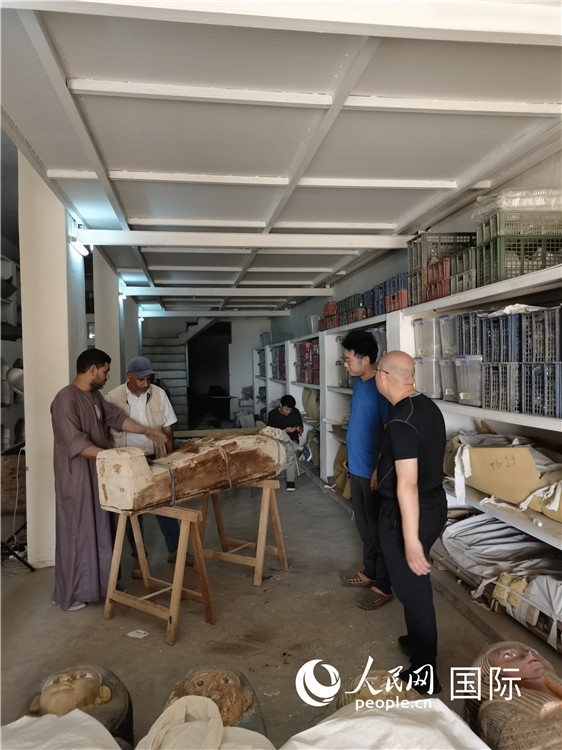 圖為中埃薩卡拉新出土文物數(shù)字化調(diào)查與研究項目團隊在工作現(xiàn)場。