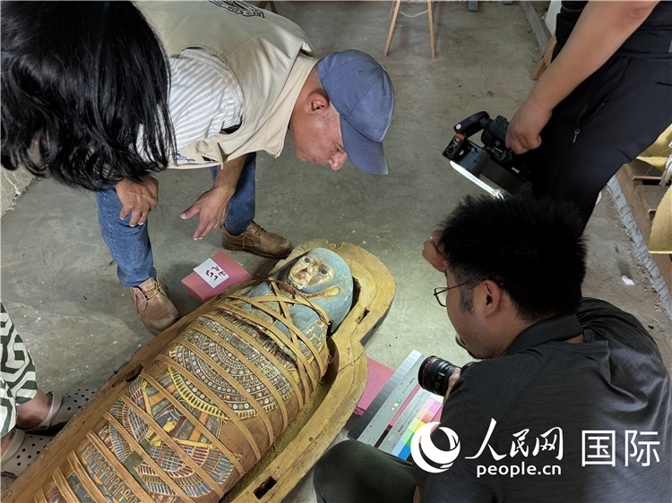 圖為中埃薩卡拉新出土文物數(shù)字化調(diào)查與研究項目團隊在工作現(xiàn)場。薛江攝