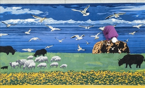 在青海省西寧市圣源地毯集團有限公司生產(chǎn)車間，操作工檢查毯面、拔花刺（2023年2月4日攝）。新華社記者 才揚 攝