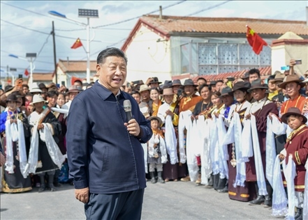 2021年6月7日至9日，習(xí)近平總書記在青?？疾?。這是8日下午，習(xí)近平在海北藏族自治州剛察縣沙柳河鎮(zhèn)果洛藏貢麻村考察時，同村民們親切交流。新華社記者 謝環(huán)馳 攝