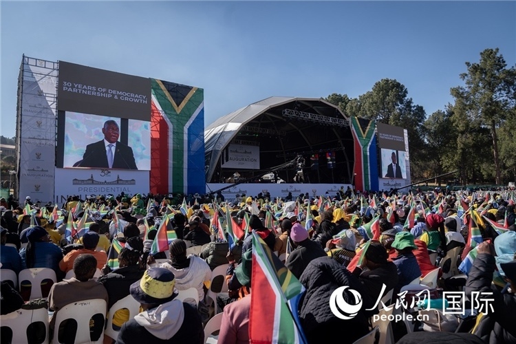 南非民眾觀看拉馬福薩總統(tǒng)就職演說(shuō)。 人民日?qǐng)?bào)非洲中心分社 希拉茲·莫林?jǐn)z