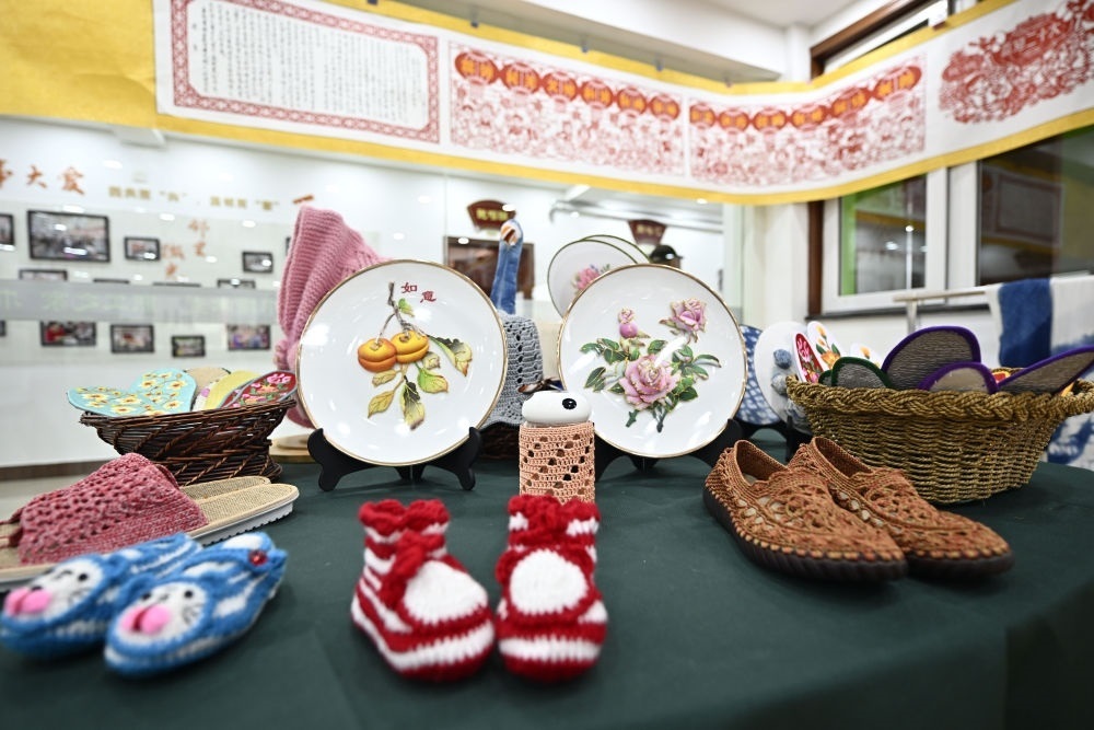 長城花園社區(qū)居民制作的手工藝品（6月19日攝）。