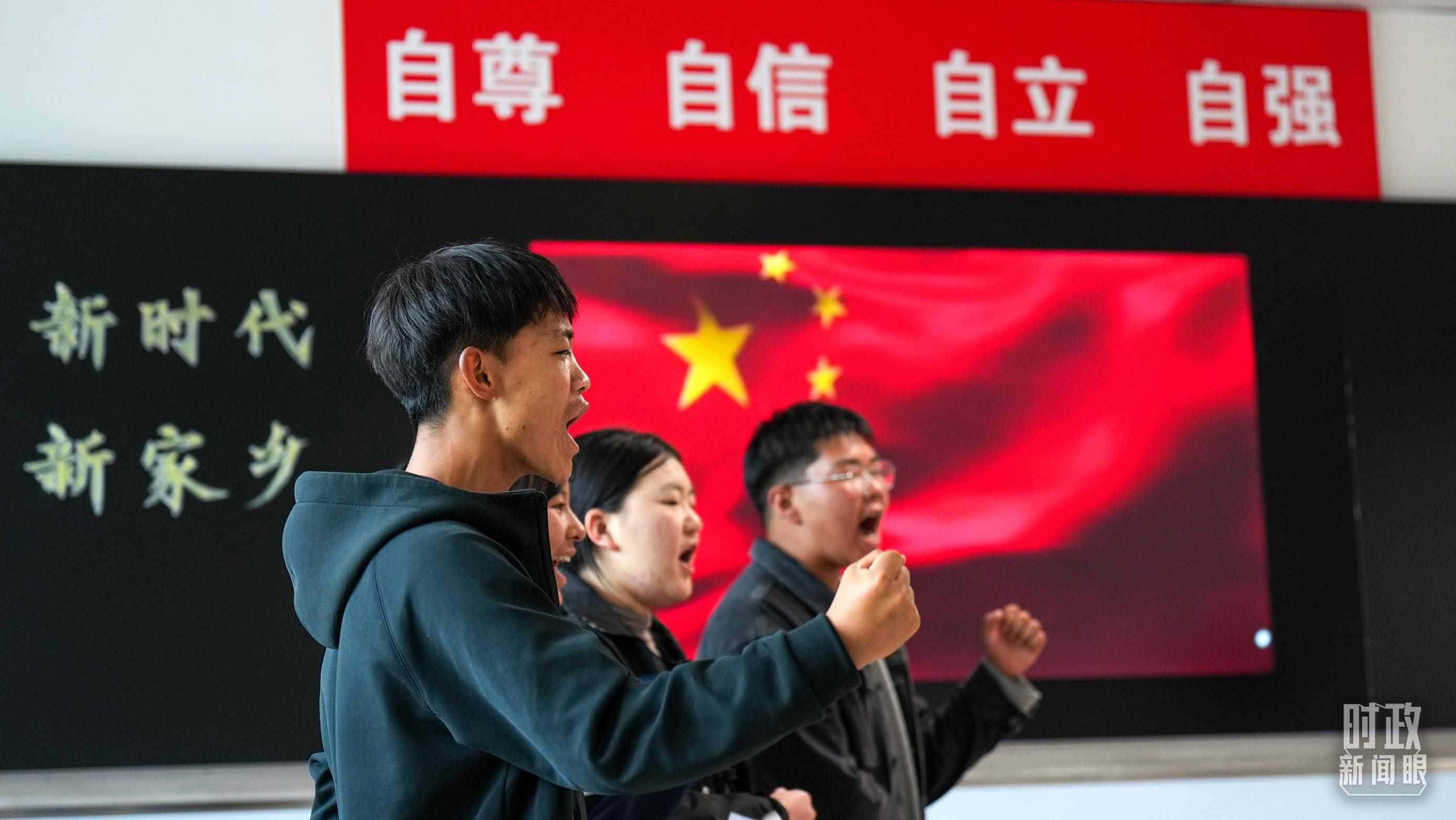 △果洛西寧民族中學(xué)高一（1）班的“新時代、新家鄉(xiāng)”主題思政課。（總臺央視記者許永松、國廣記者李晉拍攝）