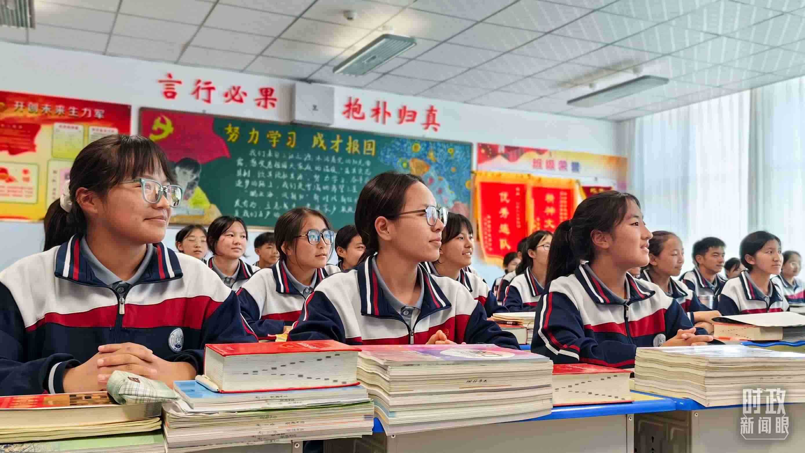 △果洛西寧民族中學(xué)高一（1）班的“新時代、新家鄉(xiāng)”主題思政課。（總臺央視記者段德文拍攝）