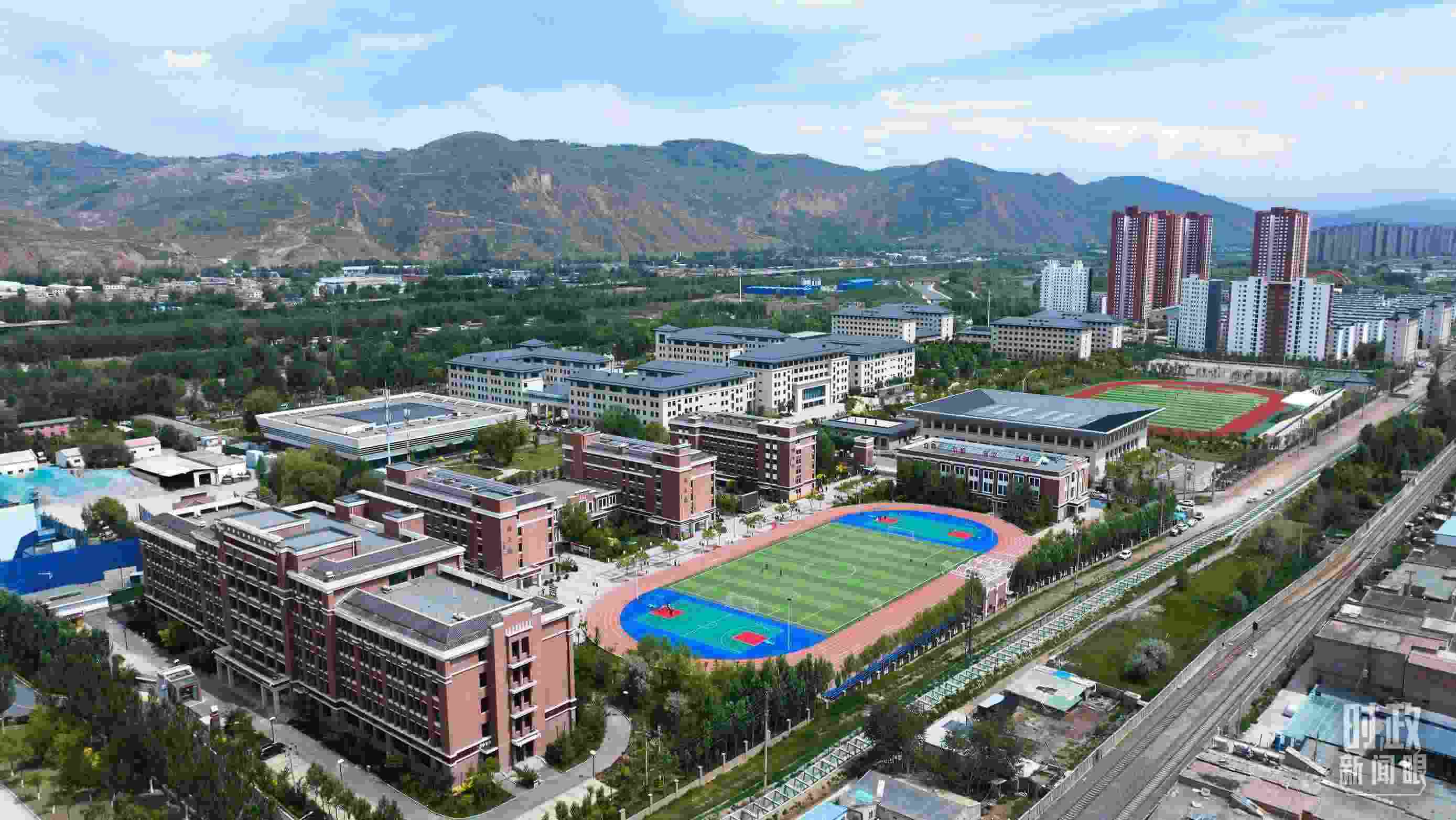 △果洛西寧民族中學(xué)。（總臺記者閆懋鵬拍攝）