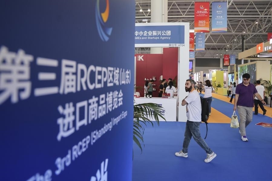 2023年8月18日，人們?cè)诘谌龑肦CEP區(qū)域（山東）進(jìn)口商品博覽會(huì)上參觀。新華社發(fā)（許傳寶 攝）