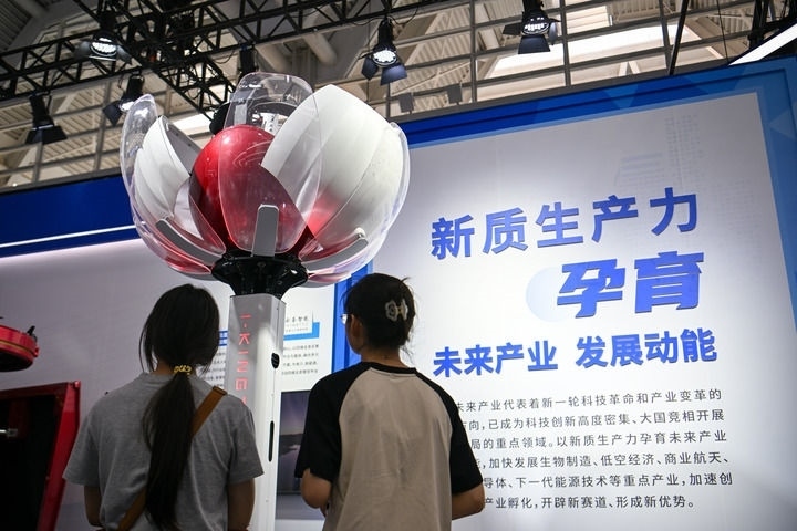 6月20日，與會者參觀天津云圣智能科技有限責任公司展區(qū)展出的“圣·寶蓮燈”全自主無人機巡檢系統(tǒng)。新華社記者 孫凡越 攝