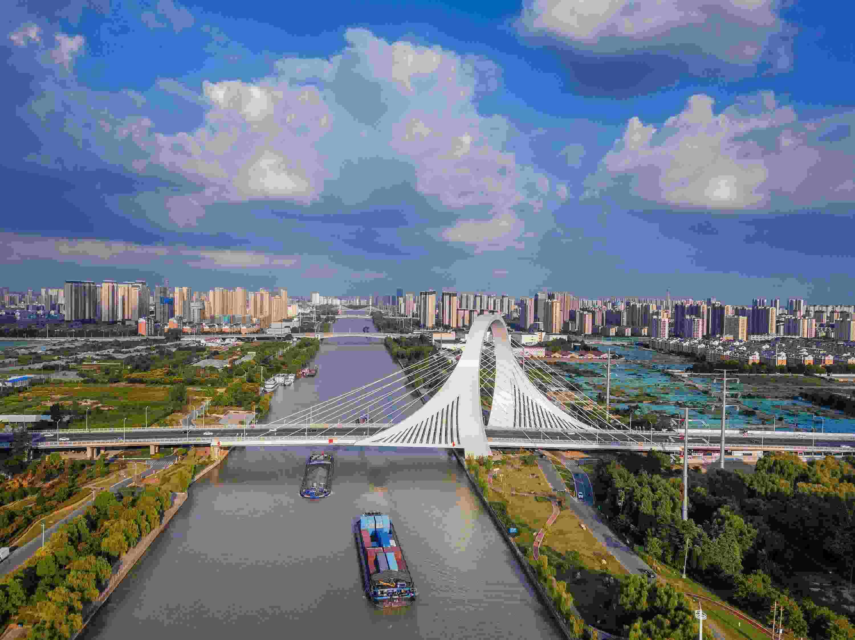 2022年9月12日，幾艘船舶行駛在江蘇淮安運河大橋附近。