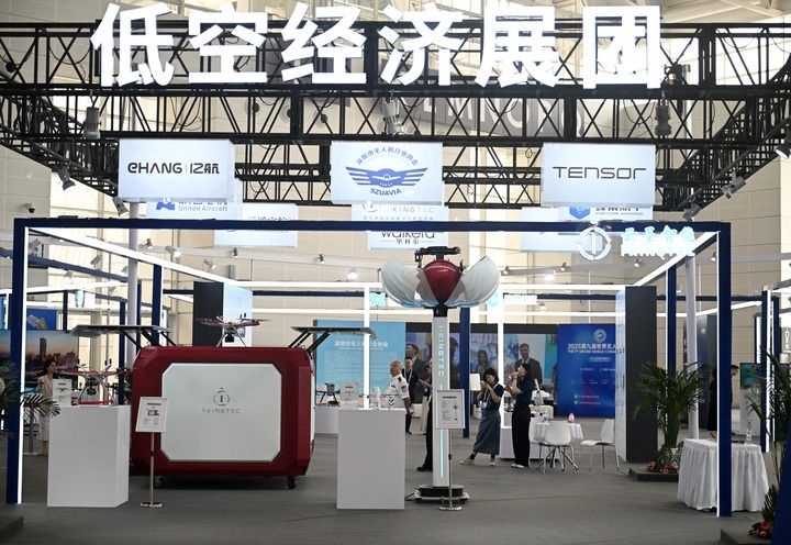 6月20日，參觀者在博覽會低空經濟展團參觀。新華社記者 趙子碩 攝