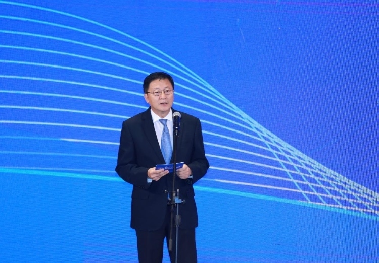 中國網(wǎng)總編輯王曉輝主持論壇。中國外文局供圖