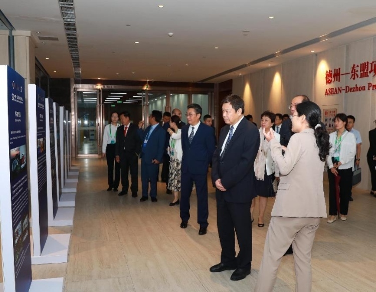 與會(huì)嘉賓參觀圖片展。中國外文局供圖