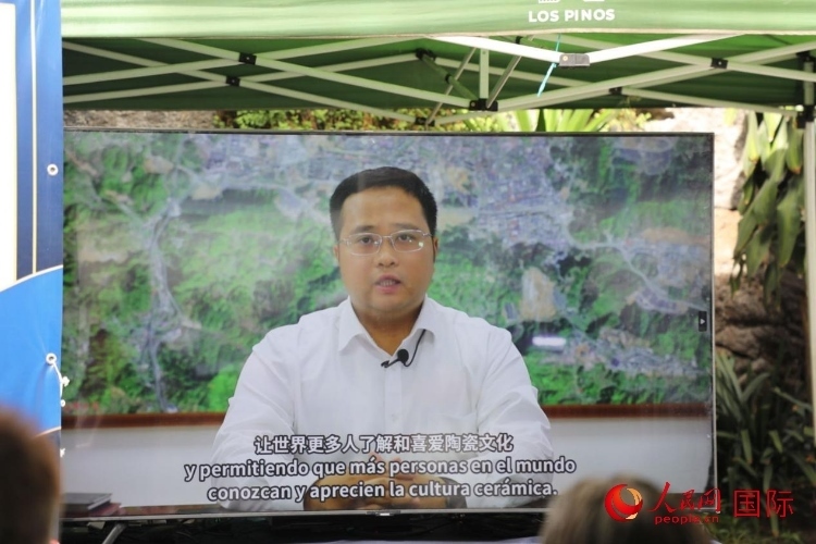 德化縣人民政府縣長方俊欽視頻致辭。人民網(wǎng) 埃內(nèi)斯托·多明戈斯攝