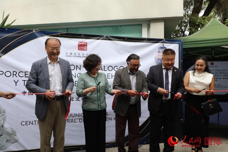 與會嘉賓為展覽開幕剪彩。人民網(wǎng) 埃內(nèi)斯托·多明戈斯攝