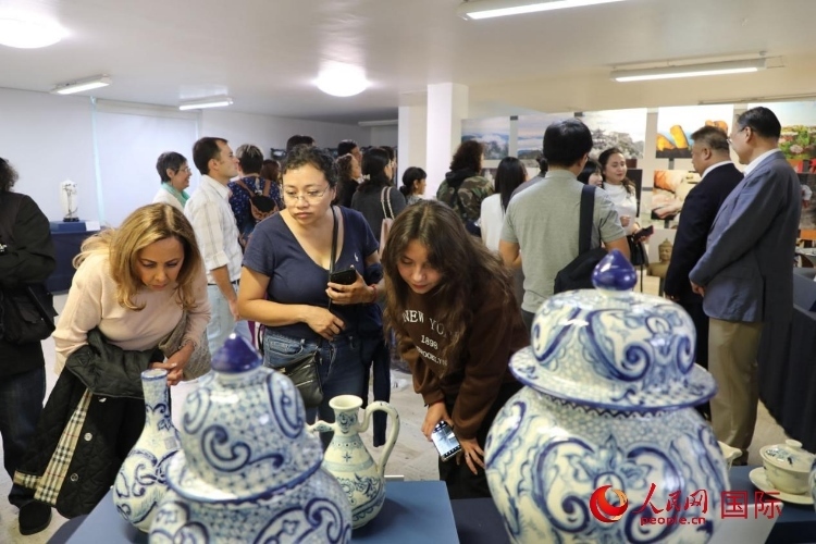 在展覽現(xiàn)場，觀眾們駐足欣賞德化瓷和墨西哥彩瓷。人民網(wǎng) 埃內(nèi)斯托·多明戈斯攝