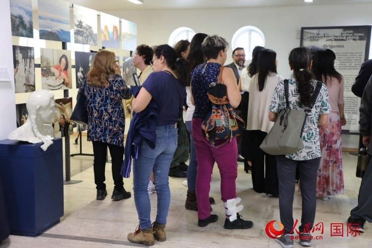 在展覽現(xiàn)場，觀眾們駐足欣賞德化白瓷和墨西哥彩瓷。人民網(wǎng) 埃內(nèi)斯托·多明戈斯攝