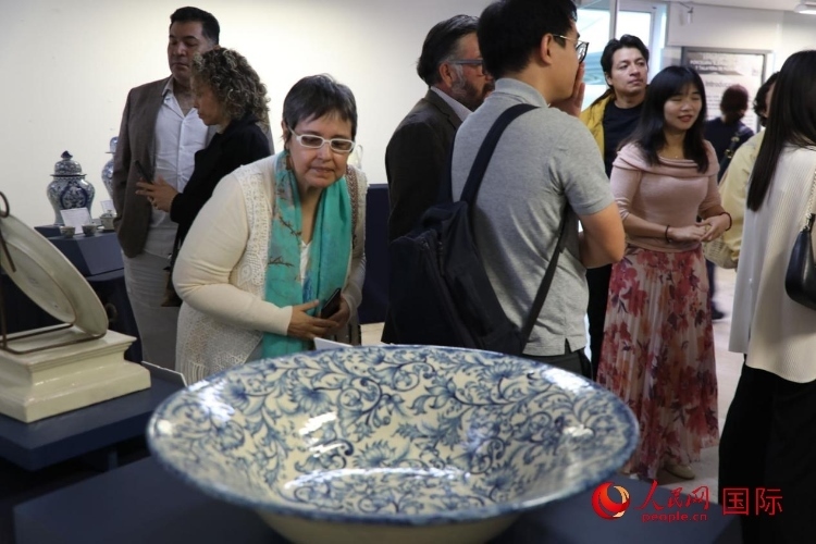 在展覽現(xiàn)場，觀眾們駐足欣賞德化白瓷和墨西哥彩瓷。人民網(wǎng) 埃內(nèi)斯托·多明戈斯攝