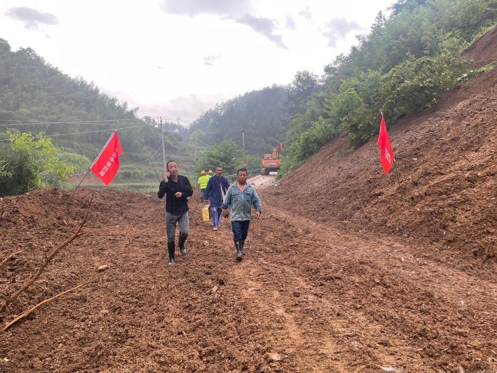 6月22日，木石里008縣道最后一個塌方點搶通。（受訪者供圖）