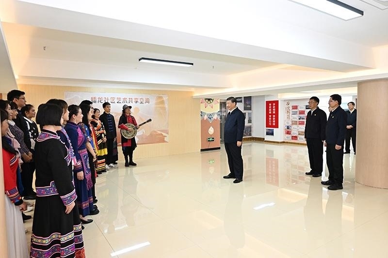 2023年12月14日，習近平總書記在廣西南寧市良慶區(qū)蟠龍社區(qū)黨群服務中心文體活動室同社區(qū)居民親切交流。