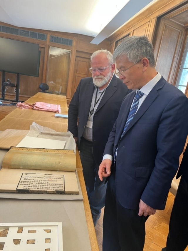 山東大學(xué)校長(zhǎng)李術(shù)才率團(tuán)訪問(wèn)法國(guó)國(guó)家圖書(shū)館。山東大學(xué)供圖