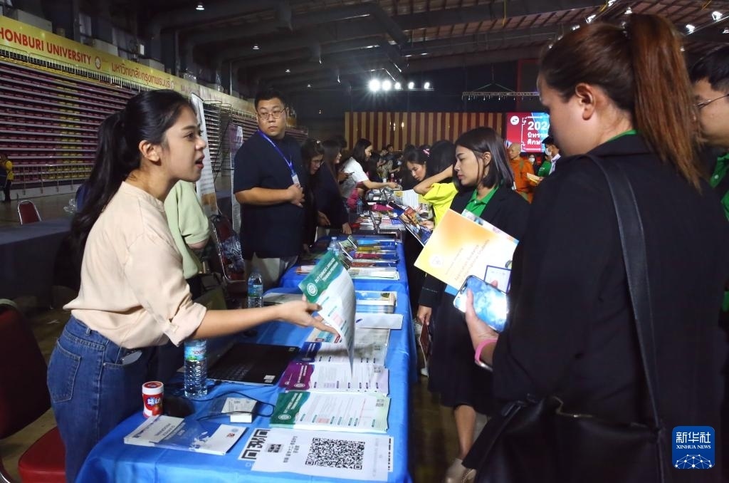 6月22日，在泰國曼谷吞武里大學(xué)舉辦的中國高等教育展上，學(xué)生在中國高校展臺前了解信息。新華社記者 孫瑋彤 攝