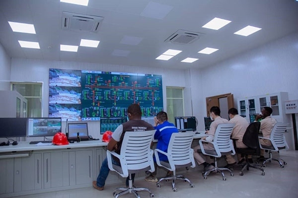 剛果（金）布桑加水電站攔河大壩泄洪。中鐵資源集團供圖 