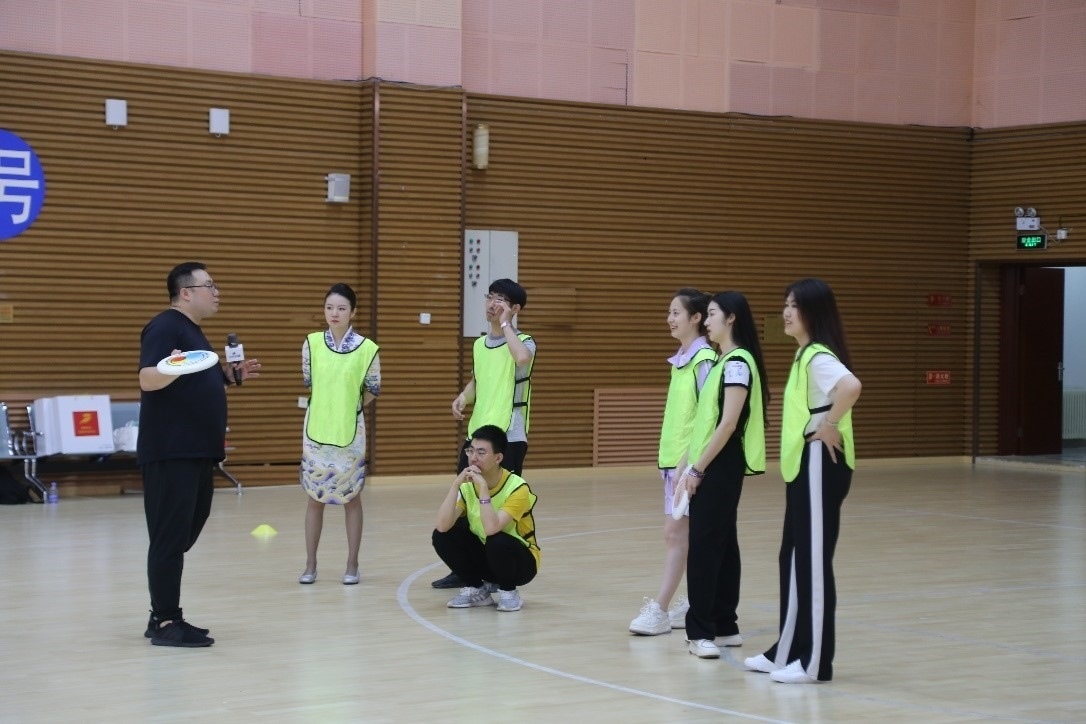 在“友趣體驗營”上，年輕用戶正在學(xué)習(xí)飛盤運動技巧。 受訪者供圖