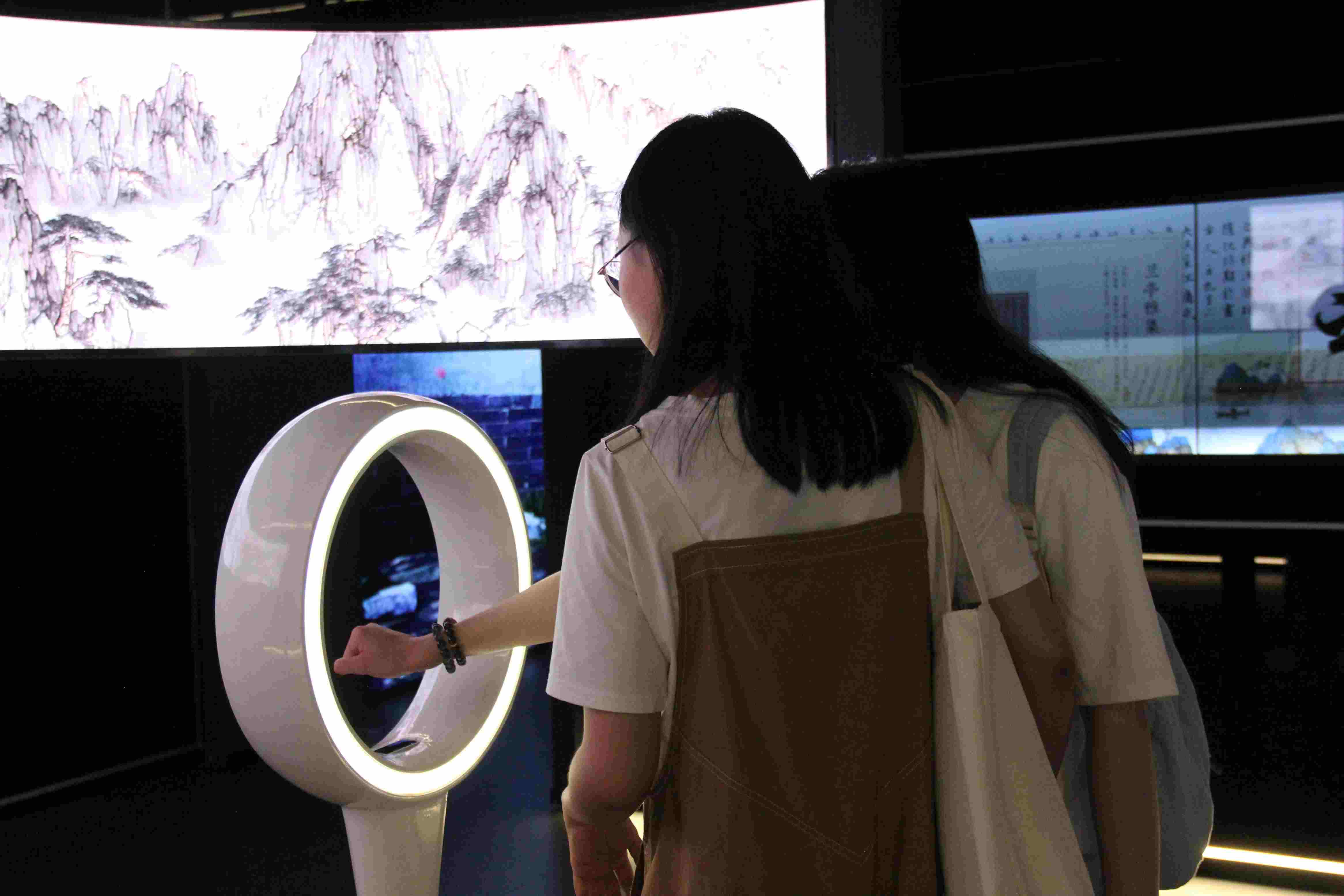 游客在“元啟金陵”南京數(shù)字文化客廳參觀并參與互動(dòng)。受訪者供圖