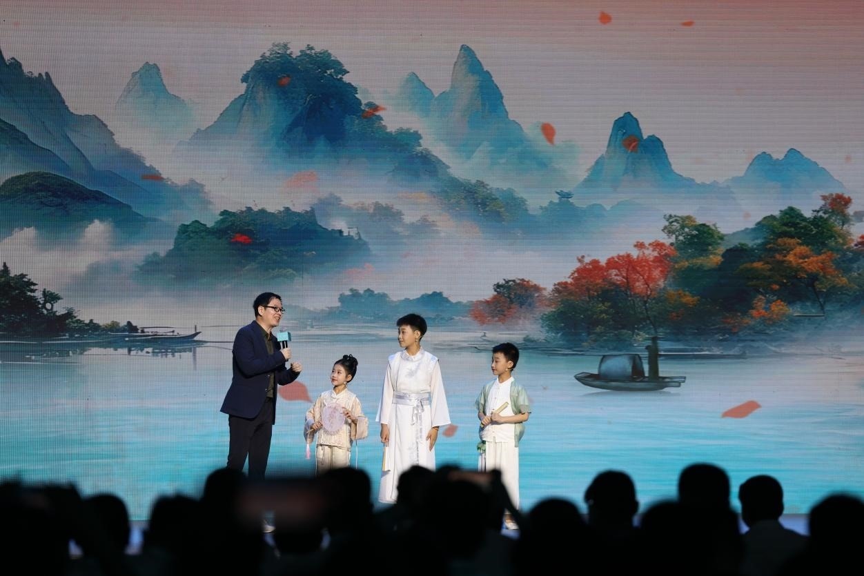 南京師范大學(xué)教授酈波（左一）與2024中國(guó)詩(shī)詞大會(huì)選手張可兒（左二）、姜敬曦（右二），揚(yáng)州市邗江區(qū)實(shí)驗(yàn)學(xué)校蔣王小學(xué)學(xué)生陸俊屹（右一）趣談大運(yùn)河詩(shī)詞文化。