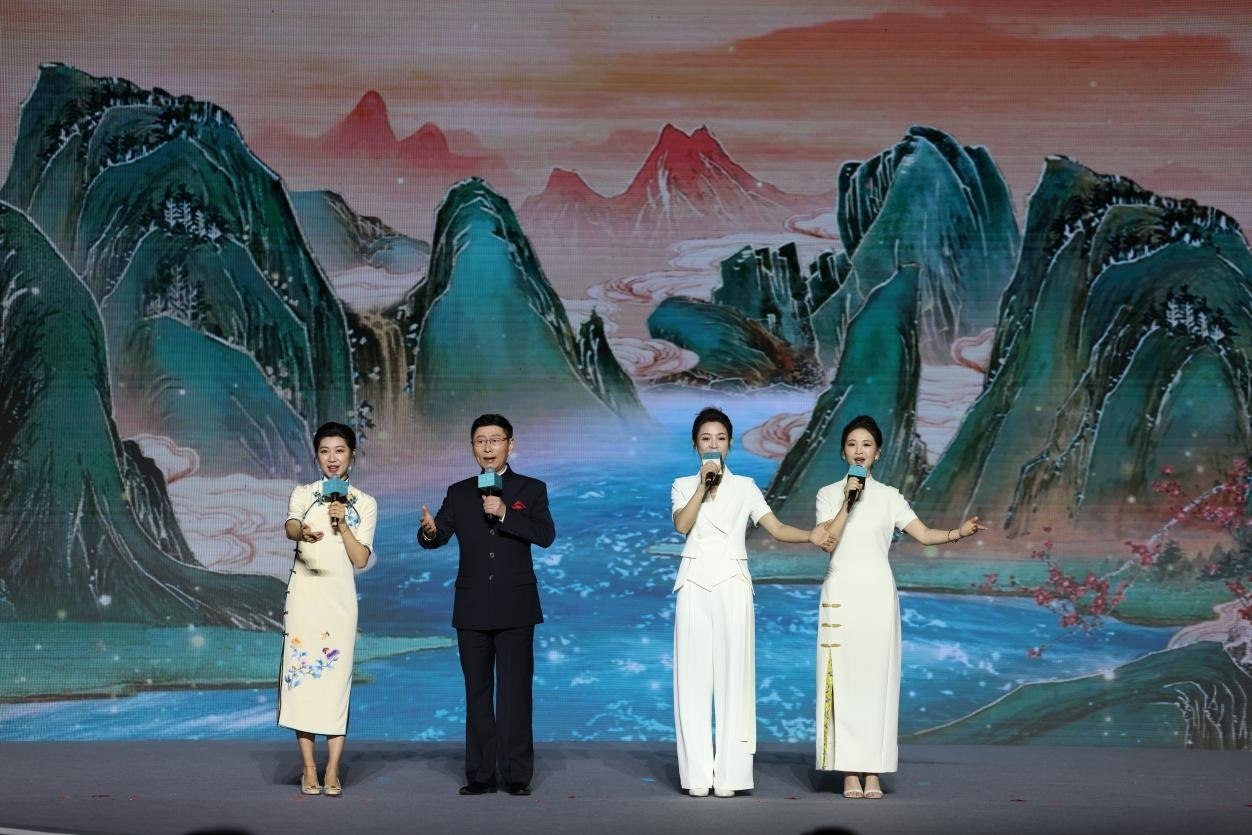 國(guó)家一級(jí)演員、京劇表演藝術(shù)家王平（左二），國(guó)家一級(jí)演員、南京藝術(shù)學(xué)院教授單雯（左一），浙江小百花越劇團(tuán)青年演員陳麗君（右二）、何青青（右一）同臺(tái)唱響千年運(yùn)河情。