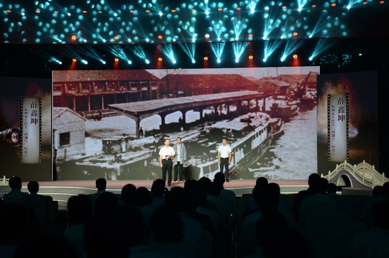 杭州水上巴士“西湖”號(hào)原船長(zhǎng)薛鑫坤（左）、窯灣古鎮(zhèn)漁民藝術(shù)團(tuán)團(tuán)長(zhǎng)沈召明（中）、港航潤(rùn)楊6060貨船主楊杰偉（右）現(xiàn)場(chǎng)講述。