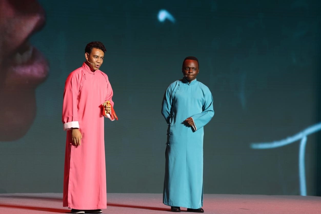 來(lái)自馬達(dá)加斯加的北京外國(guó)語(yǔ)大學(xué)教師唐磊（左）和來(lái)自肯尼亞的天津師范大學(xué)博士生孔愛(ài)凱（右）說(shuō)唱大運(yùn)河。