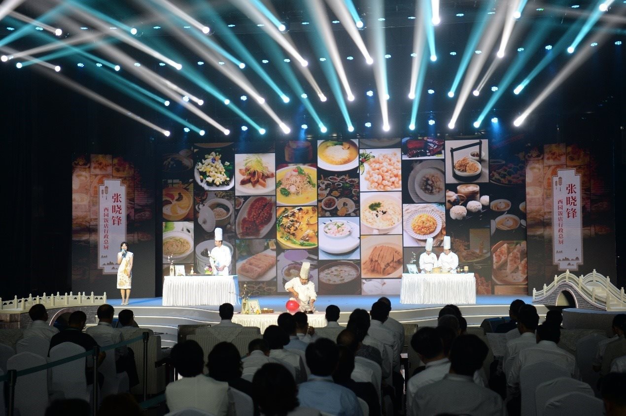 花園國(guó)際大酒店廚師長(zhǎng)朱燾、西園飯店行政總廚張曉鋒、冶春面點(diǎn)總廚倪秋香、冶春面點(diǎn)制作技藝第五代傳人陳詩(shī)雅展示淮揚(yáng)菜絕技。