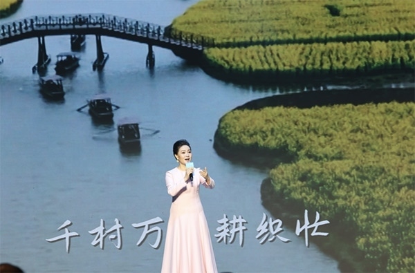 歌唱家、中國(guó)音樂(lè)學(xué)院教授雷佳現(xiàn)場(chǎng)演唱。