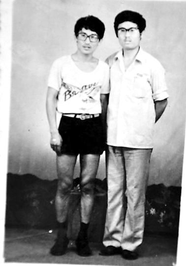 薛其坤（左）與大學(xué)同學(xué)合影。
