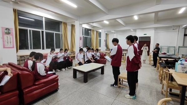 圖②：武平法院法官指導(dǎo)學(xué)生彩排。