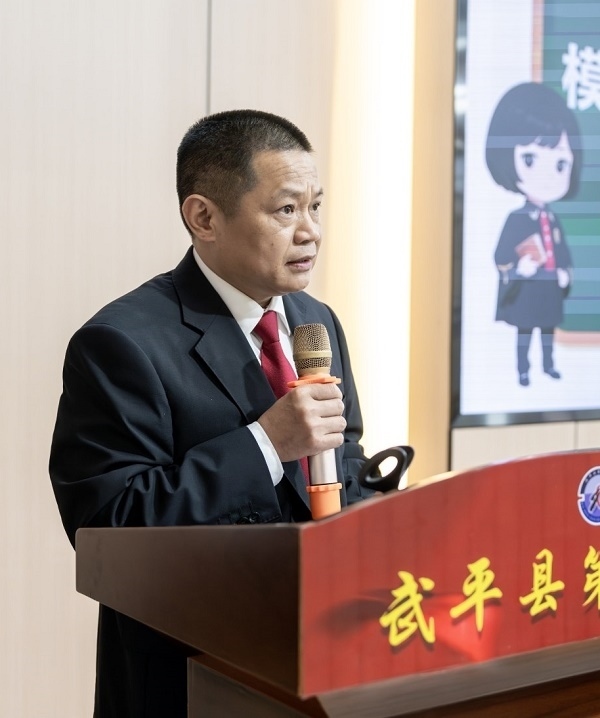 圖④：武平法院刑庭庭長候良石在模擬法庭后為學(xué)生上普法課。