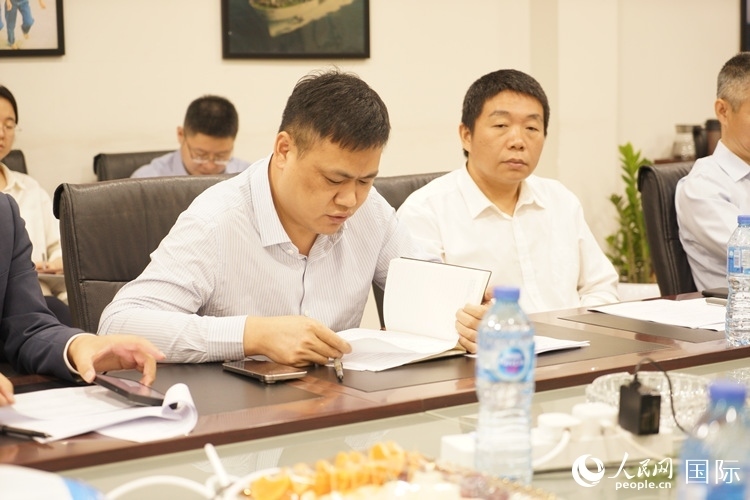 新當(dāng)選尼日利亞中國礦業(yè)聯(lián)合會會長中國和聯(lián)公司董事長李輝發(fā)言。人民網(wǎng)記者 姜宣攝