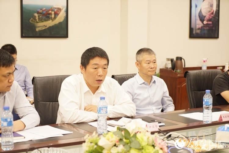 駐尼日利亞使館領(lǐng)僑處主任伊亞奇（中）講話。人民網(wǎng)記者 姜宣攝