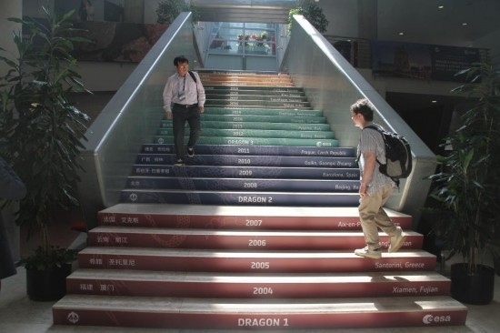 6月24日，在葡萄牙里斯本，與會(huì)者準(zhǔn)備走進(jìn)“龍計(jì)劃”五期總結(jié)研討會(huì)暨六期（2024-2028年）啟動(dòng)會(huì)會(huì)場(chǎng)。