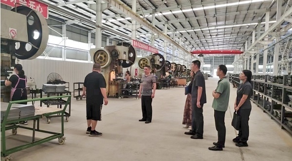 大渡口區(qū)法院法官回訪(fǎng)已盤(pán)活的被執(zhí)行企業(yè)。