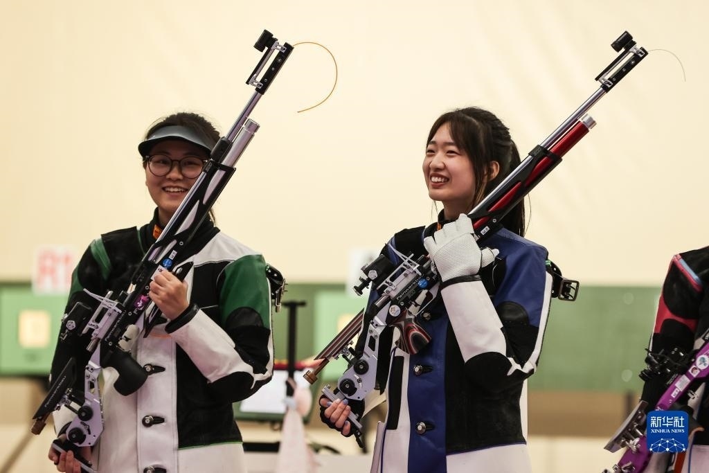 2023年9月24日，在杭州亞運會射擊項目女子10米氣步槍個人決賽中，中國選手黃雨婷以252.7環(huán)的成績獲得冠軍，韓佳予獲得亞軍，印度選手拉米塔獲得季軍。圖為黃雨婷（右）、韓佳予在比賽后。新華社記者 單宇琦 攝