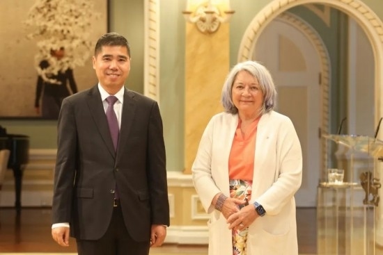 6月26日，中國駐加拿大大使王鏑向加拿大總督西蒙遞交國書。