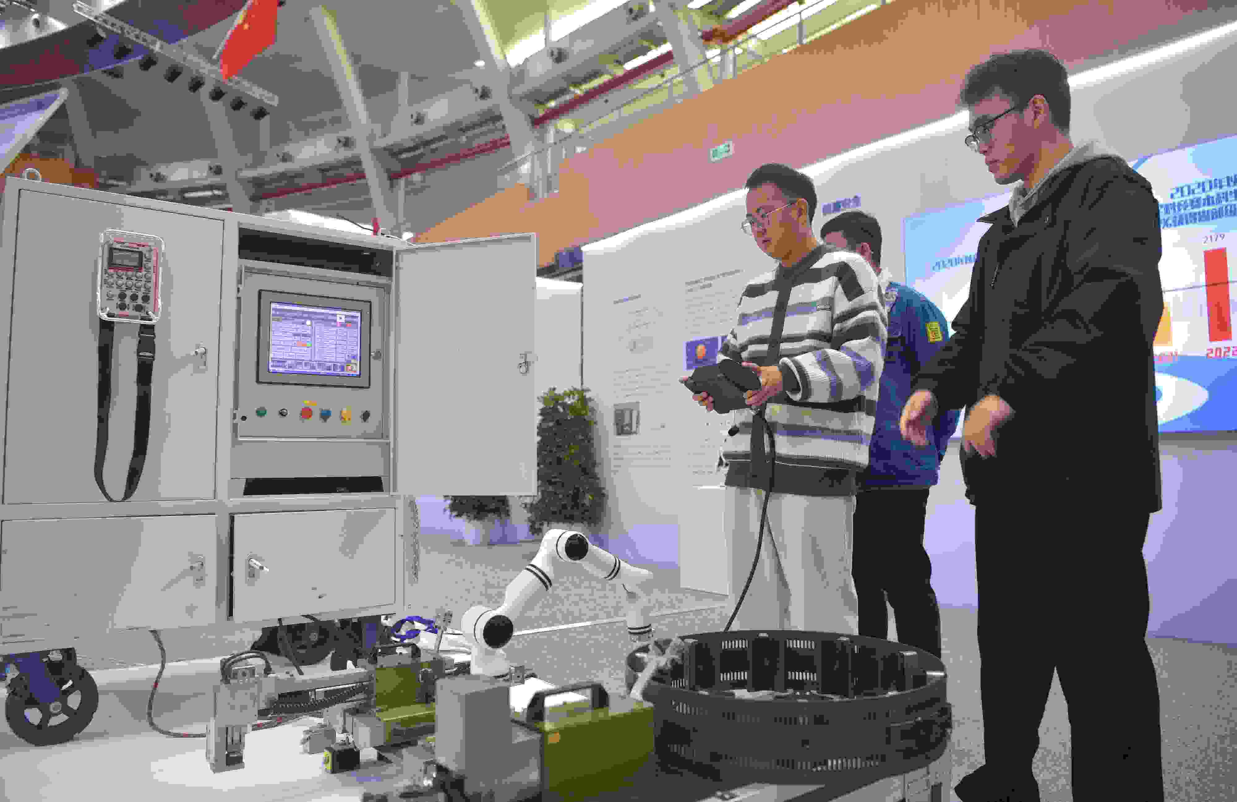 2023年，京南地區(qū)高校科技成果推介會在北京建筑大學(xué)大興校區(qū)舉行。圖為高校師生在展示管道全位置焊接機(jī)器人系統(tǒng)成果。